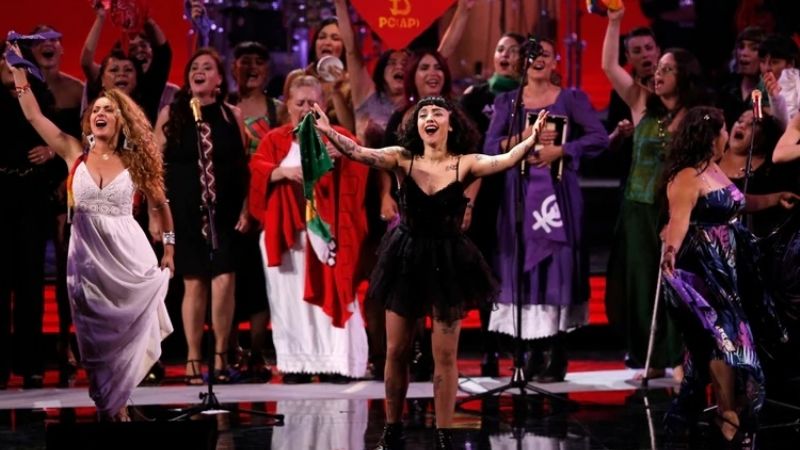 Mon Laferte en Viña del Mar, contra Piñera y la policía