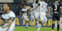 Lucas Licht  y Gimnasia festejando el primer gol ante Sp. Barracas.