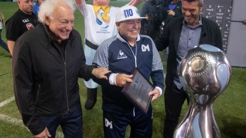 Diego Maradona tuvo otra noche de festejo