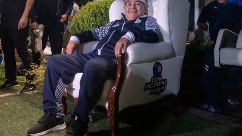 Diego Maradona tuvo otra noche de festejo