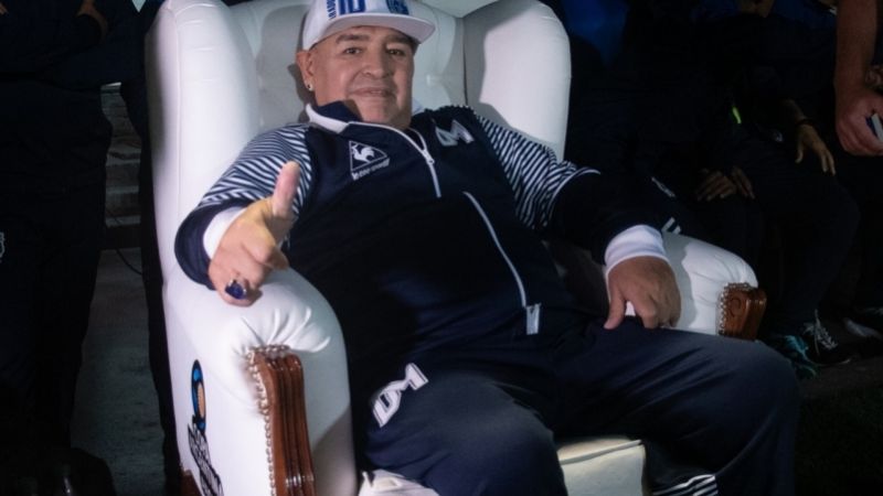Diego Maradona tuvo otra noche de festejo