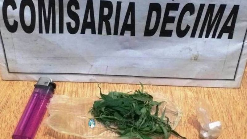 Demoran a un adolescente con marihuana y pastillas