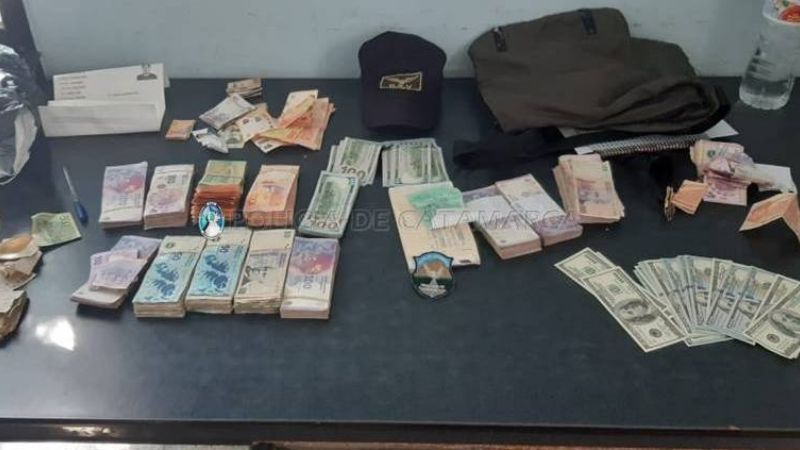 Detienen a tres bolivianos con más 1.2 millones de pesos