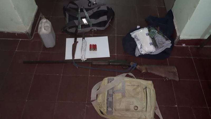 Secuestran una escopeta cargada y dos cuchillas