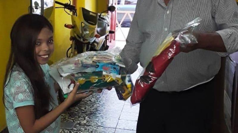 Continúa la entrega de bolsones escolares para mercantiles