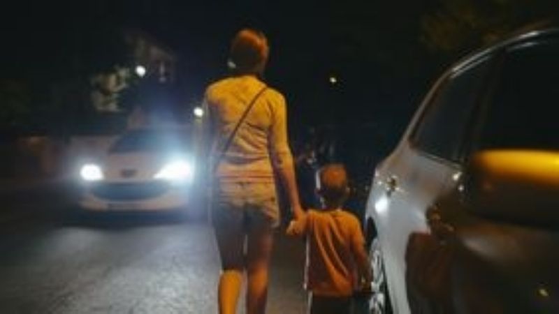 Llegó de Santiago a visitar a su pareja, discutió y la dejó en la calle con su hijo