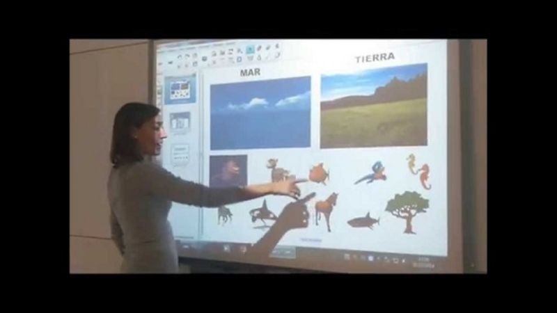 Escuelas municipales estrenan pizarras digitales