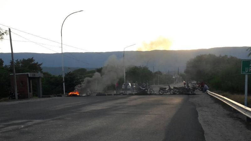 Cesanteados cortan accesos a Valle Viejo
