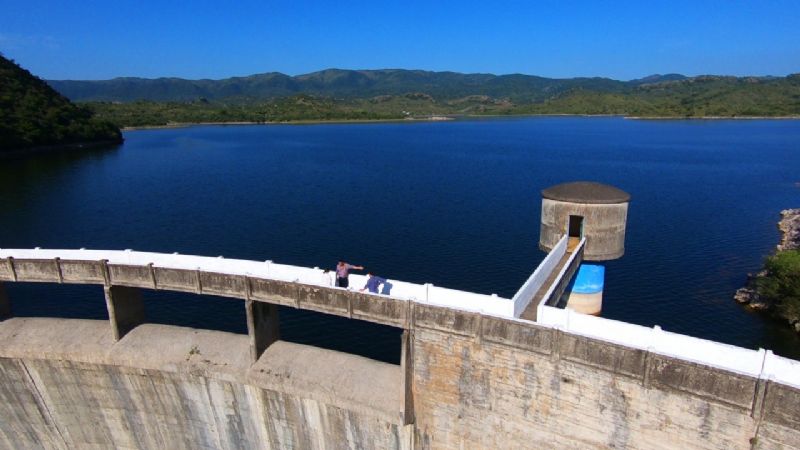 Monitorean todo el día los diques que están cerca de llenarse