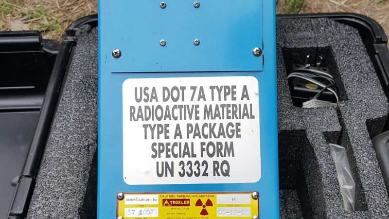 Roban equipo con fuente radioactiva