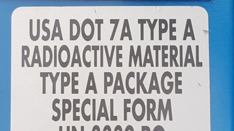 Roban equipo con fuente radioactiva