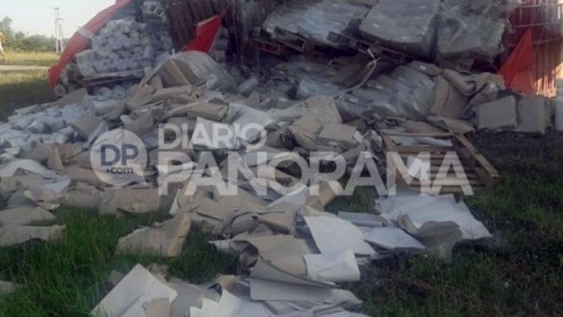 Camión que trasladaba rollos de papel volcó en la ruta nacional N°157