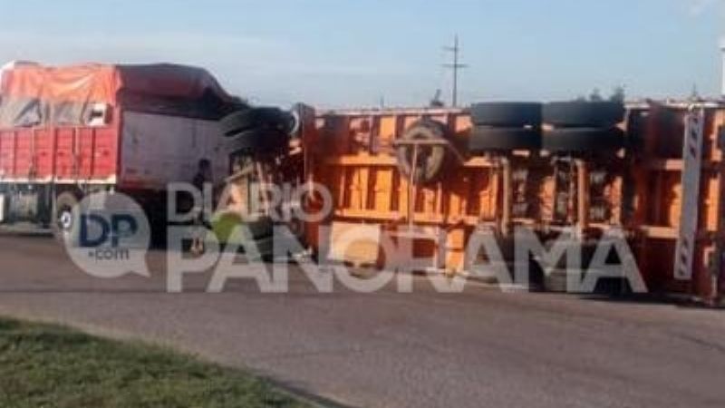 Camión que trasladaba rollos de papel volcó en la ruta nacional N°157