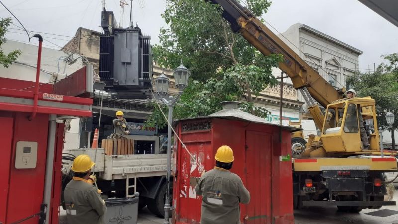 Repararon un transformador en el microcentro de la Capital