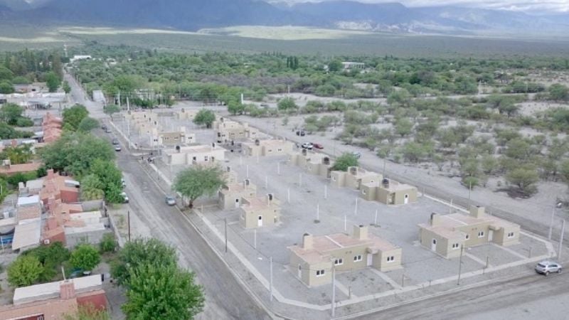 Jalil entregó 30 viviendas en Saujil