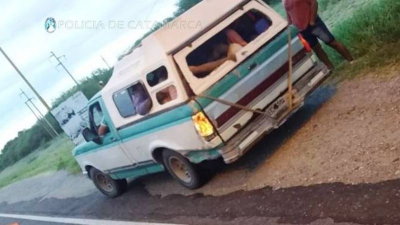 Llevaba 12 personas en la caja de la camioneta