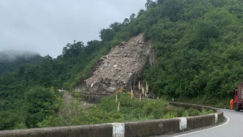 Nuevo derrumbe en la ruta 307 y una camioneta volcó en el trayecto a los Valles