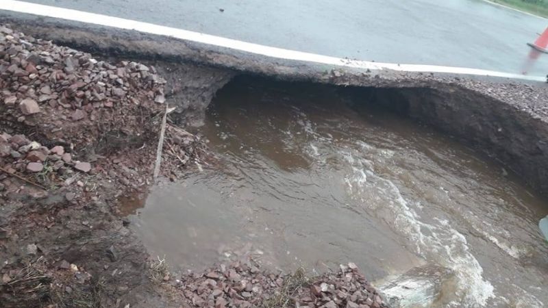 Por la lluvia, se registraron daños en la ruta 64