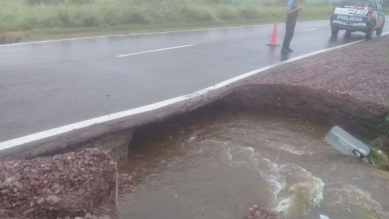 Por la lluvia, se registraron daños en la ruta 64