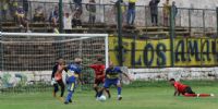 MONGE se dispone a dispara al arco, para el primer gol de Policial.