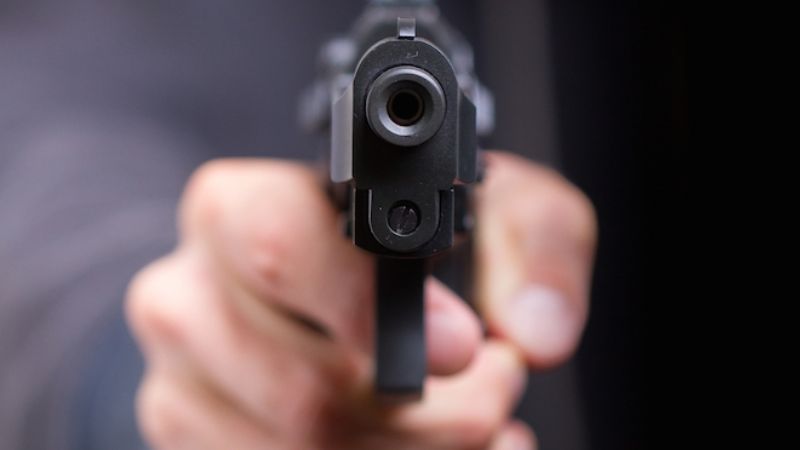 Buscan a dos sujetos armados que apuñalaron a una mujer para robarle