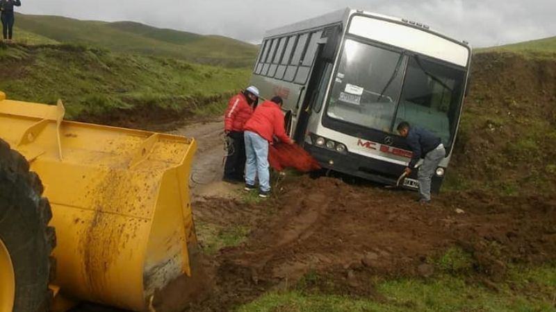 Por la intransitabilidad, colectivo quedó atascado en una ruta