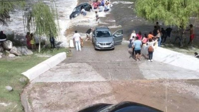 Rescatan a una familia que se la llevaba la corriente del río