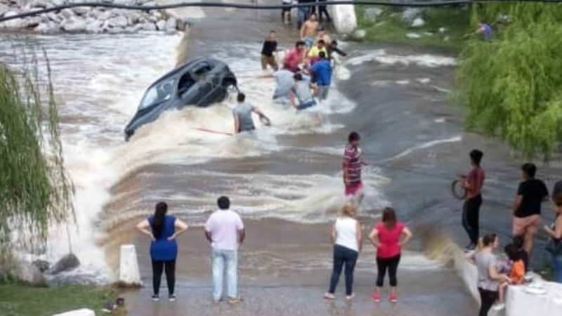 Rescatan a una familia que se la llevaba la corriente del río