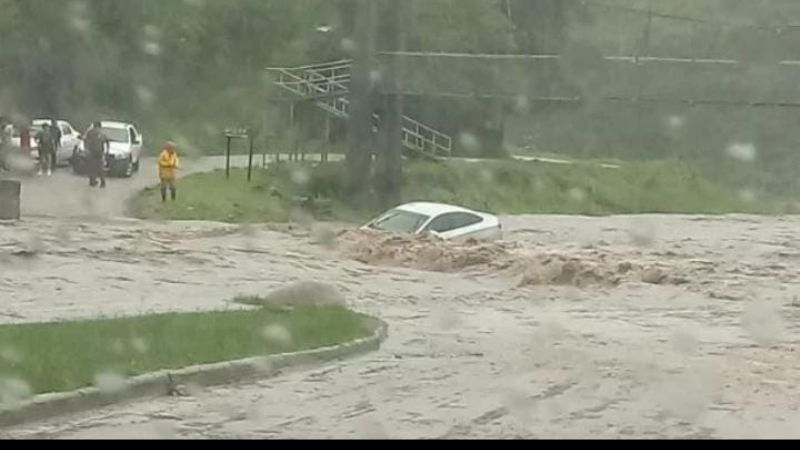 El río Balcozna creció y se llevó un auto