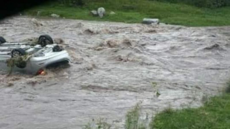El río Balcozna creció y se llevó un auto