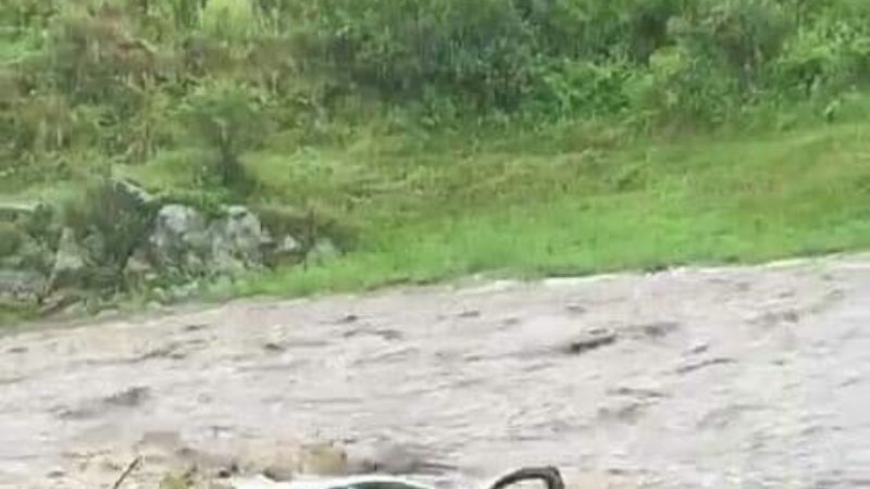 El río Balcozna creció y se llevó un auto