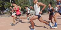 DISPUTA DE los 1.500 Mts., en la pista de Polideportivo FME.