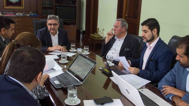 Funcionarios se congelan el sueldo y dan de baja los corporativos