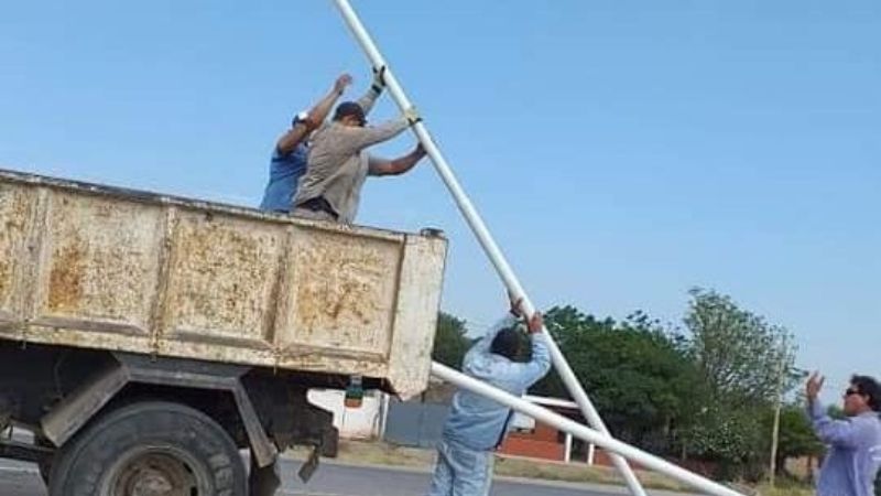Colocan columnas para ampliar iluminación en acceso sur de Recreo