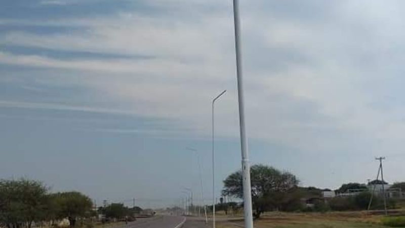 Colocan columnas para ampliar iluminación en acceso sur de Recreo