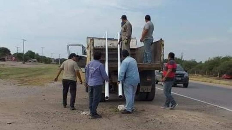 Colocan columnas para ampliar iluminación en acceso sur de Recreo