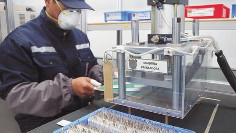 Fabrican baterías de litio a partir de teléfonos usados