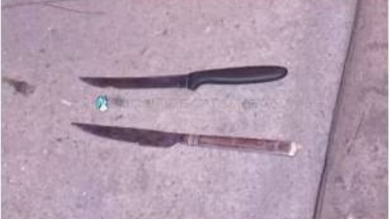 Con dos cuchillos en el bolsillo, saltó las rejas para robar en una casa