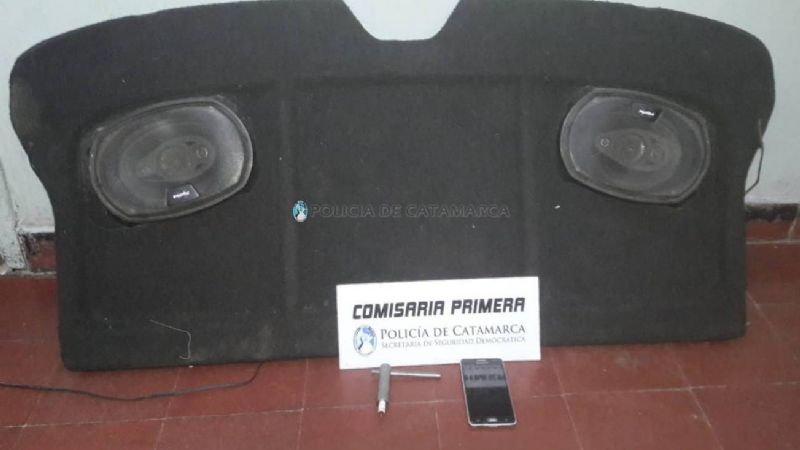 Intentó escapar con parlantes de auto robados