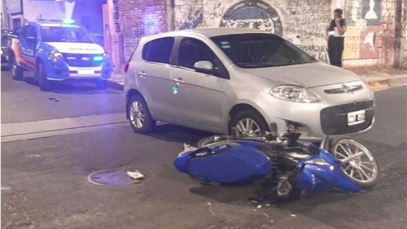 Choque en el centro: un motociclista herido