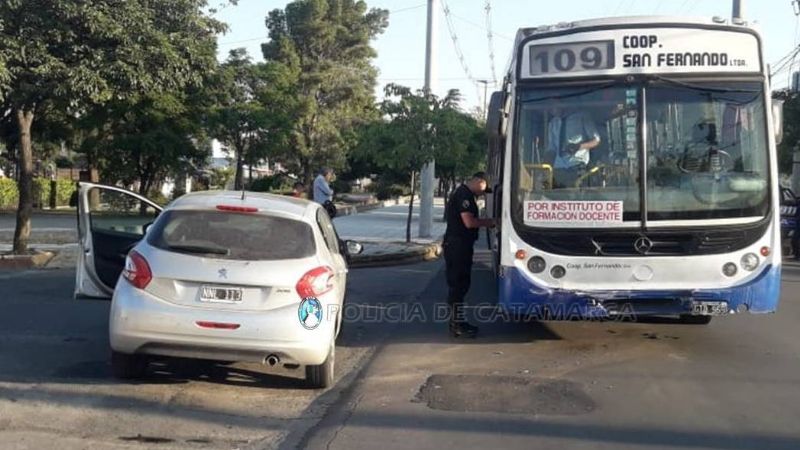 Colectivo chocó con un auto: una mujer terminó herida