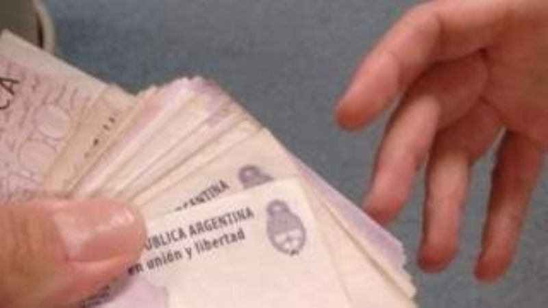 Amenazaron de muerte a una mujer con un cuchillo y le robaron 700 pesos