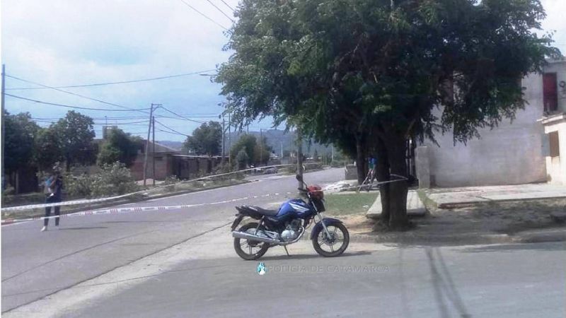 Choque de motos: un conductor se estrelló contra un árbol y murió