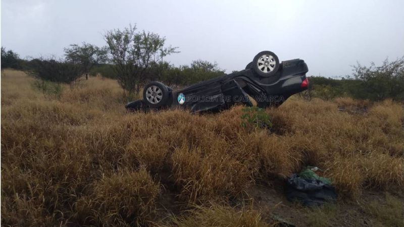 Perdió el control y volcó