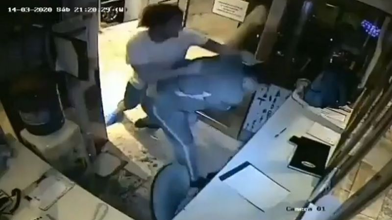 Se resistía a cumplir la cuarentena y le pegó al vigilador del edificio