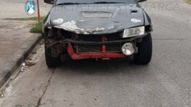 Moto impactó contra un auto y el conductor terminó herido