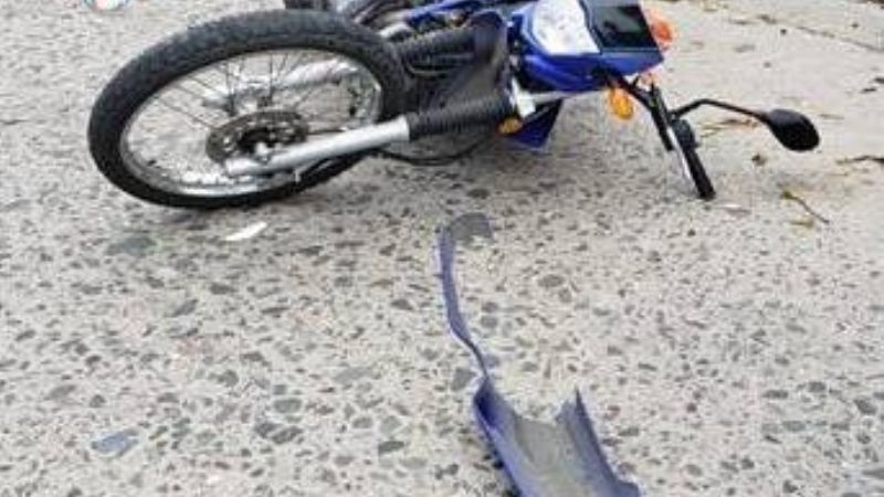 Moto impactó contra un auto y el conductor terminó herido
