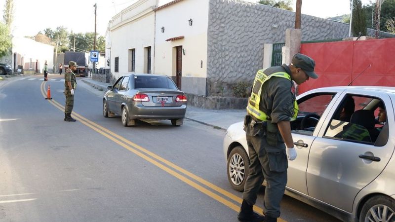 Controles preventivos contra el coronavirus y dengue en los accesos a Santa María