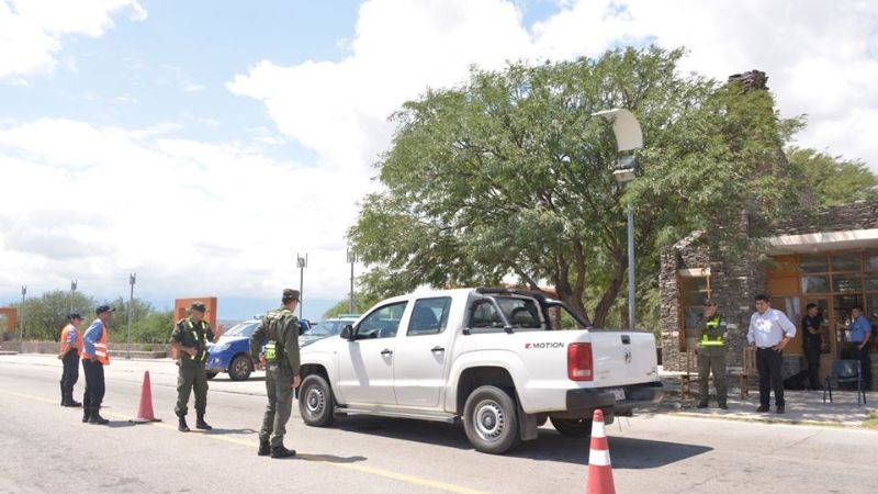 Controles preventivos contra el coronavirus y dengue en los accesos a Santa María