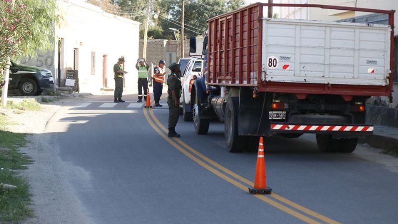 Controles preventivos contra el coronavirus y dengue en los accesos a Santa María